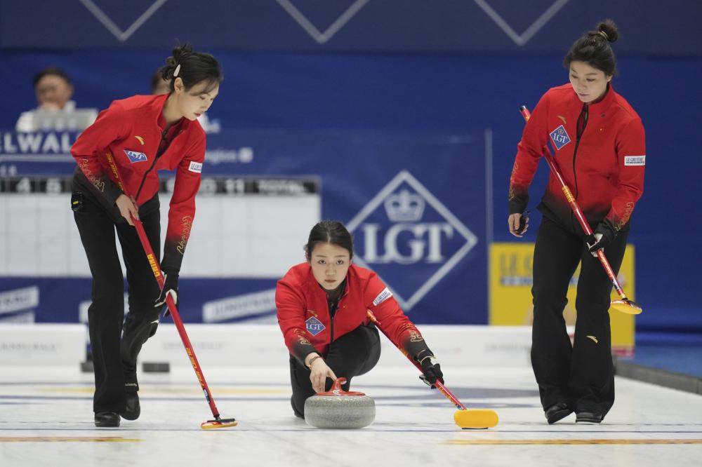 出压倒性的 出压倒性的